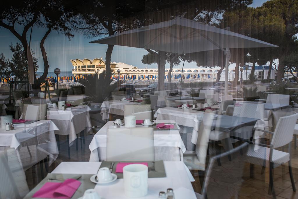 Hotel Luna Lignano Sabbiadoro Bagian luar foto