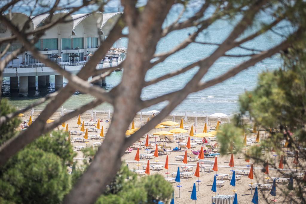 Hotel Luna Lignano Sabbiadoro Bagian luar foto